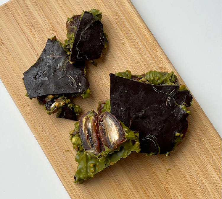 Healthy Viral Bark Snack aux dattes, Matcha et beurre de cacahuète, facile et sans cuisson !